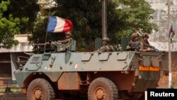Des soldats français patrouillent à bord de leur véhicule blindé au cours des combats à Bangui, en République centrafricaine, 5 décembre 2013.