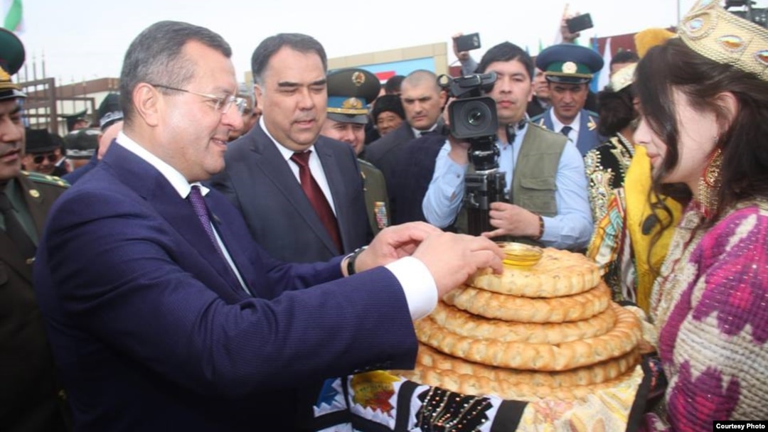 So'g'd va Samarqand viloyati rahbarlari chegara ochilishi tantanasini non-tuz tatish bilan boshladi.