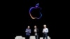 Izvršni direktor Applea Tim Cook, lijevo, govori dok mu se pridružuju Craig Federighi, desno, viši potpredsjednik softverskog inženjeringa, i John Giannandrea, viši potpredsjednik za strojno učenje i strategiju AI, tokom Apple događaja u Cupertinu, Kalifornija, 10. juna , 2024.