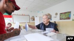 Žena glasa na parlamentarnim izborima i izborima za Evropski parlament na biračkom mjestu u Sofiji 9. juna 2024.