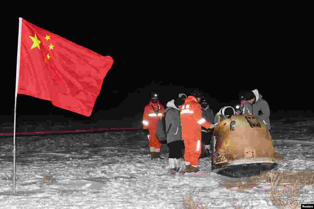 Researchers work around Chang&#39;e-5 lunar return capsule carrying moon samples after it landed in northern China&#39;s Inner Mongolia Autonomous Region.&nbsp;(Credit: China Daily)