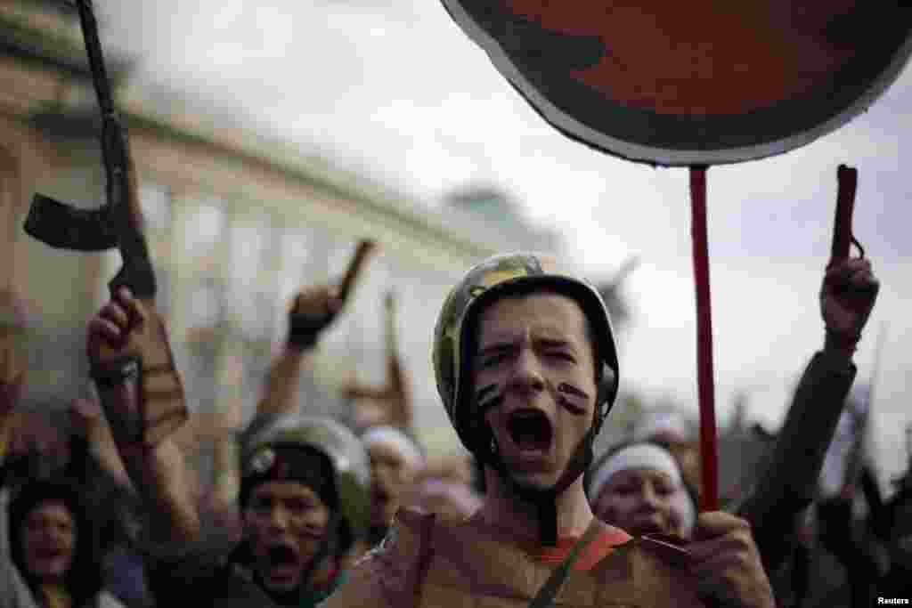 The most rated photo of the year on voanews.com: Protesting students wearing fake military uniforms shout anti-government slogans during a demonstration in front of Sofia University, Bulgaria, Nov. 20, 2013. 