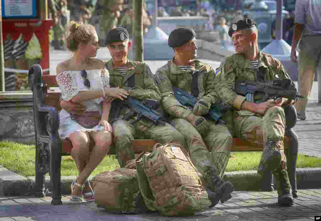 Seorang tentara Ukraina meluangkan waktu dengan kekasihnya di sela latihan untuk Parade HUT Kemerdekaan Ukraina di Kyiv.