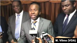 Senatè Jean Renèl Senatus ki tap pale ak laprès nan Sena sou dokiman ki montre Senatè Garcia Delva ta konn pale nan telefòn ak prezime chèf gang Arnel Joseph nan Potoprens, Ayiti ,23 avril 2019. (Foto: Matiado Vilme / VOA Creole)