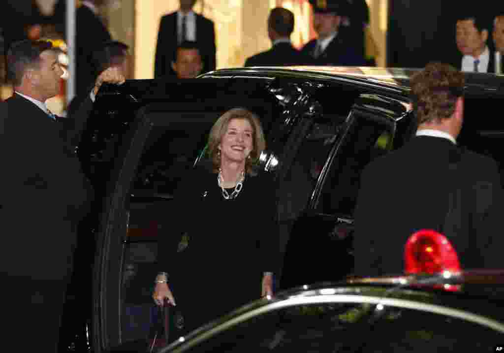 Duta Besar AS untuk Jepang, Caroline Kennedy, dengan Presiden Barack Obama, tiba di restoran sushi Sukiyabashi Jiro untuk makan malam bersama Perdana Menteri Jepang Shinzo Abe di Tokyo (23/4).&nbsp;(AP/Shuji Kajiyama)