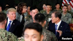 Le président américain Donald Trump et son homologue sud-coréen Moon Jae-in déjeunent avec des troupes sur la base militaire américaine de Camp Humphreys, à Pyeongtaek, Corée du Sud, 7 novembre 2017.