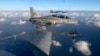 资料照片: 2023年11月21日菲律宾空军一架FA-50PH喷气式战斗机加入菲律宾和美国在巴丹群岛和西菲律宾海地区的海上巡逻
