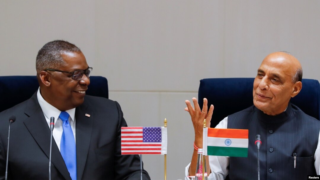 AQSh va Hindiston mudofaa vazirlari Lloyd Ostin (chapda) va Rajnatx Singx Dehlida muloqot qilmoqda, 20-mart, 2021-yil