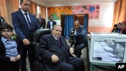 Le président Abdelaziz Bouteflika dans un bureau de vote, lors des législatives, à Alger, 4 mai 2017.
