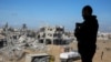 Truk bantuan bergerak di sepanjang jalan setelah menyeberang ke Gaza, menyusul gencatan senjata antara Israel dan Hamas, di Rafah di Jalur Gaza selatan, 25 Januari 2025. (Foto: REUTERS/Hatem Khaled)