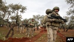 LeşkerênTirk li gundê Qaminas, 6 kilometran dûrî bajarê Idlib