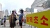 지난 2020년 9월 북한 평양역 입구에서 역무원이 신종 코로나바이러스 방역을 위해 승객들의 체온을 재고 있다. (자료사진)