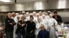 Pakar kuliner William Wongso (kiri) bersama kru VOA dan para murid sekolah kuliner 'L`Academie De Cuisine di Washington, D.C. (foto/dok: William Wongso)