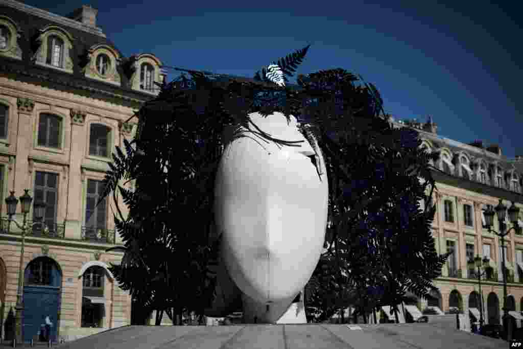 Patung karya seniman Spanyol Manolo Valdes dipajang di Vendome, Paris, Perancis.