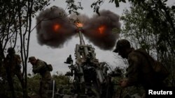 Ukrajinski vojnici pucaju iz haubice M777 na liniji fronta, dok se nastavljaju ruski napadi u regionu Harkova.