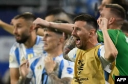 Lionel Messi melakukan selebrasi usai memenangi pertandingan sepak bola final turnamen Copa America antara Argentina dan Kolombia di Stadion Hard Rock, di Miami, Florida pada 14 Juli 2024. (Foto: AFP)