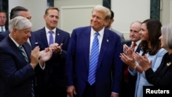 Članovi Nacionalnog komiteta senatskih republikanaca aplaudiraju Trumpu, 13. juni 2024. (REUTERS/Evelyn Hockstein)

