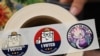 Rola naljepnica prikazana je u Centru za tablice i izbore okruga Maricopa (MCTEC) uoči primarnih i općih izbora u Arizoni 2024. u Phoenixu, Arizona, 3. juna 2024.
