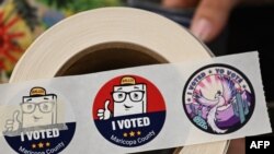 Rola naljepnica prikazana je u Centru za tablice i izbore okruga Maricopa (MCTEC) uoči primarnih i općih izbora u Arizoni 2024. u Phoenixu, Arizona, 3. juna 2024.