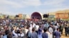جشنواره فرهنگی و هنری دمبوره با حضور هزاران تن امروز در شهر بامیان آغاز شد. 
