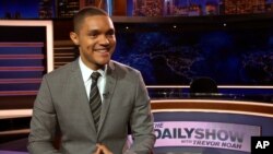 Trevor Noah apparaît sur le plateau de sa nouvelle émission, "The Daily Show with Trevor Noah", à New York, le 25 septembre 2015.