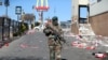Un membre de l'armée sud-africaine patrouille pendant les troubles liés à l'emprisonnement de l'ancien président Jacob Zuma, à Soweto, en Afrique du Sud, le 13 juillet 2021.