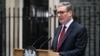 Novi britanski premijer Keir Starmer i vođa Laburističke stranke, stoji na podijumu dok se obraća naciji nakon svoje pobjede na općim izborima, ispred Downing Streeta 10 u Londonu 5. jula 2024.