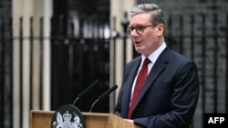 Novi britanski premijer Keir Starmer i vođa Laburističke stranke, stoji na podijumu dok se obraća naciji nakon svoje pobjede na općim izborima, ispred Downing Streeta 10 u Londonu 5. jula 2024.