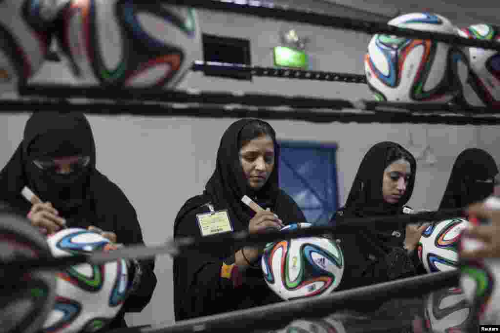 اس فیکٹری میں کام کرنے والوں میں ایک بڑی تعداد خواتین کی ہے۔
