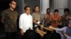 Dari kiri seskab Andi Wijayanto, Mensesneg Pratikno dan Wakapolri Komjen Badrodin Haiti dalam konperensi pers di kompleks Istana Kepresidenan Jakarta. 