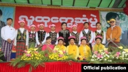 ဒေါ်အောင်ဆန်းစုကြည် ပူတာအိုခရီးစဉ်။ (ဓာတ်ပုံ/NLD Chairperson. May 23rd, 2015)