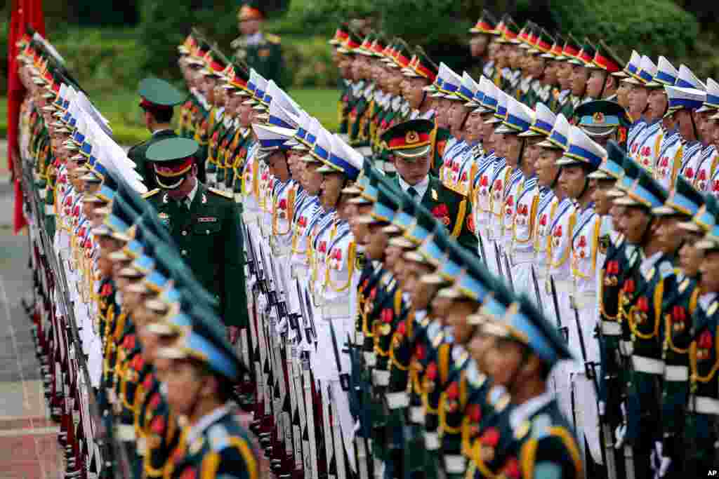 Pasukan kehormatan Vietnam siaga untuk menyambut Presiden Perancis Francois Hollande di istana Presiden di Hanoi.