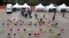 Une vue générale d'un marché en plein air mis en place par le gouvernement algérien pour éviter l'encombrement à l'intérieur des supermarchés, à Alger, Algérie, le 19 avril 2020.