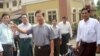 စစ်ထောက်လှမ်းရေး အကြီးအကဲ ဗိုလ်ချုပ်ကြီးဟောင်း ဦးခင်ညွှန့် နေအိမ်အကျယ်ချုပ်က လွတ်မြောက်ချိန် သတင်းထောက်များကို နှုတ်ဆက်နေစဉ်။ (ဇန်နဝါရီလ ၁၃၊ ၂၀၁၂)