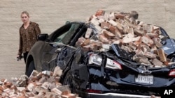 Automobil u Houstonu prekriven ciglama poslije snažne oluje. (Foto: AP/David J. Phillip)