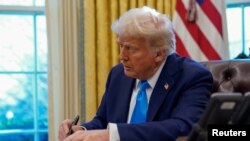 Kamu çalışanlarının Trump yönetiminin avantajlı istifa teklifini kabul etmeleri için 6 Şubat'a kadar süreleri bulunuyordu. Programa katılmak için çalışanların “istifa” kelimesini içeren bir e-posta yanıtı vermeleri gerekiyordu. 