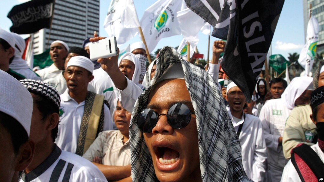 "Islomiy himoyachilar fronti" guruhi a'zolari Jakartada namoyish o'tkazmoqda