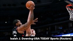 Kawhi Leonard des Raptors de Toronto, à gauche, contre Nikola Jokić des Nuggets, Denver, Colorado, le 16 décembre 2018. (Isaiah J. Downing-USA TODAY Sports)